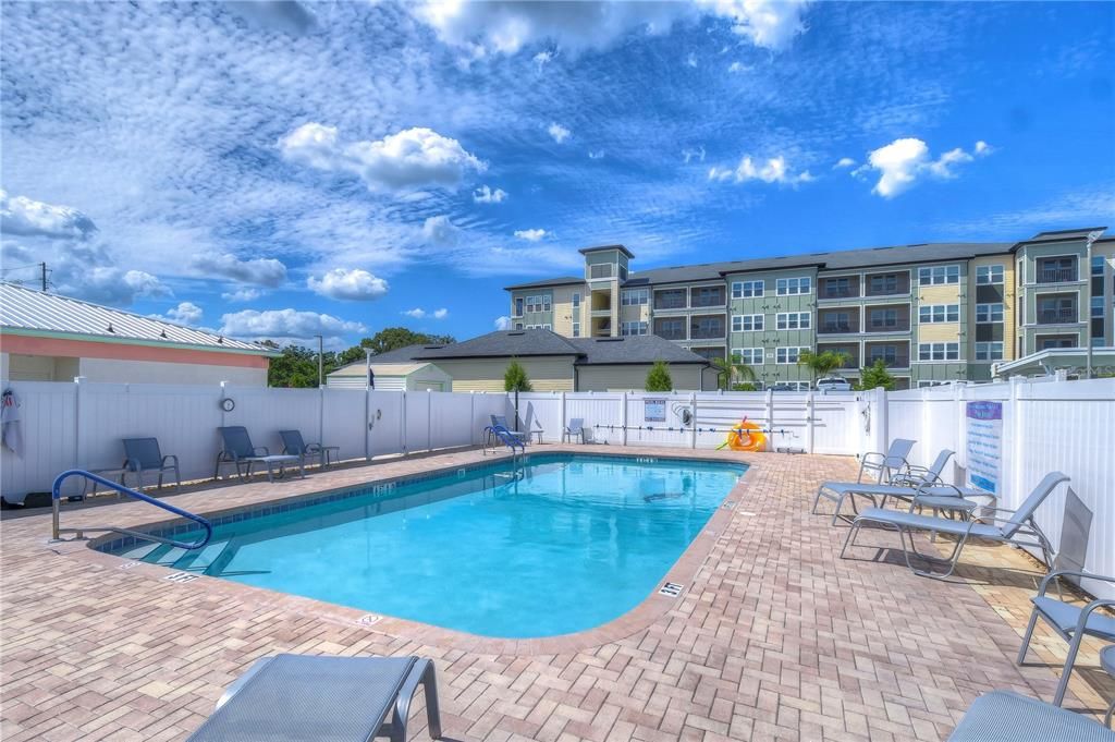 合同活跃: $99,900 (2 贝兹, 2 浴室, 1318 平方英尺)