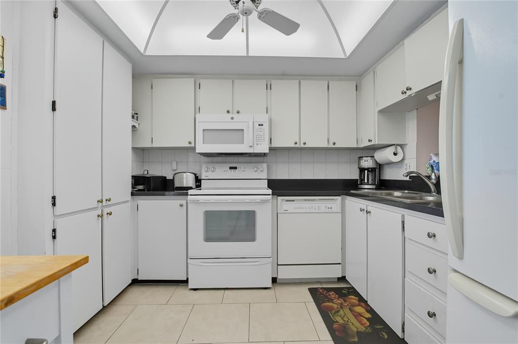 待售: $169,900 (1 贝兹, 1 浴室, 810 平方英尺)