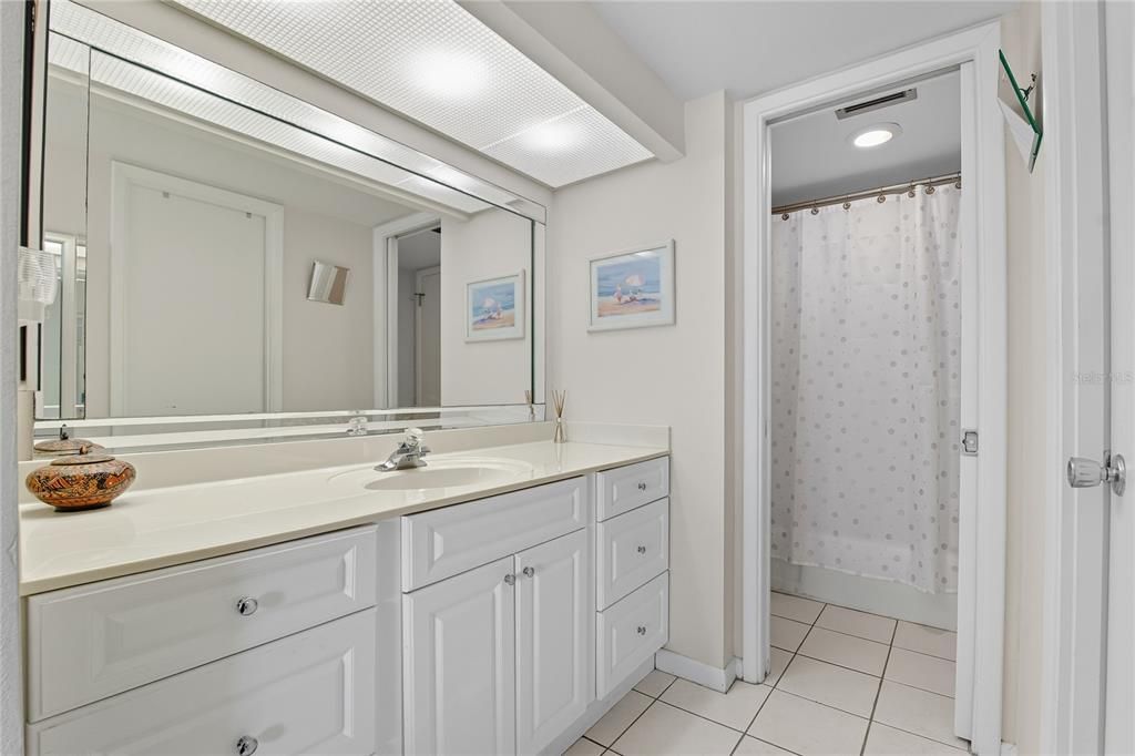 待售: $169,900 (1 贝兹, 1 浴室, 810 平方英尺)