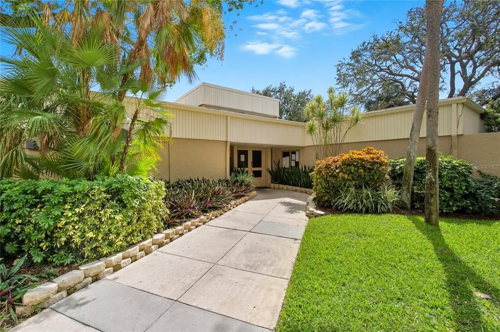 待售: $169,900 (1 贝兹, 1 浴室, 810 平方英尺)