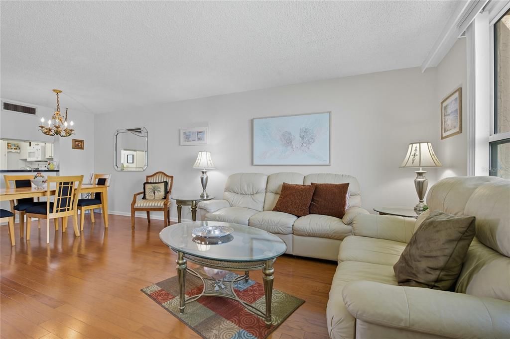 待售: $169,900 (1 贝兹, 1 浴室, 810 平方英尺)