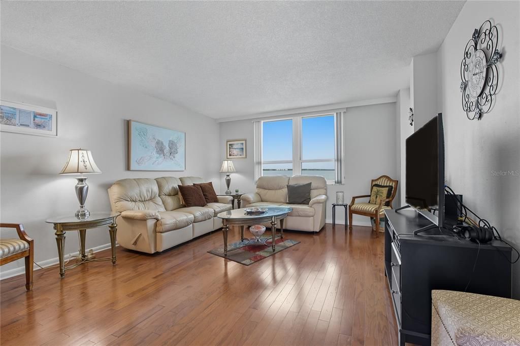 待售: $169,900 (1 贝兹, 1 浴室, 810 平方英尺)