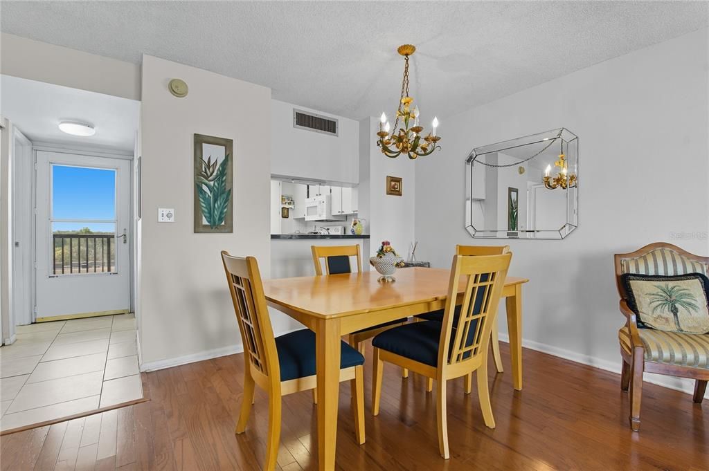 待售: $169,900 (1 贝兹, 1 浴室, 810 平方英尺)