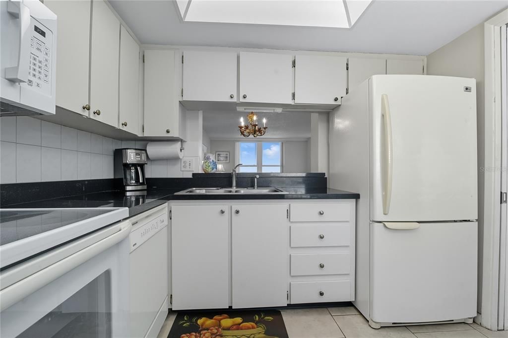 待售: $169,900 (1 贝兹, 1 浴室, 810 平方英尺)