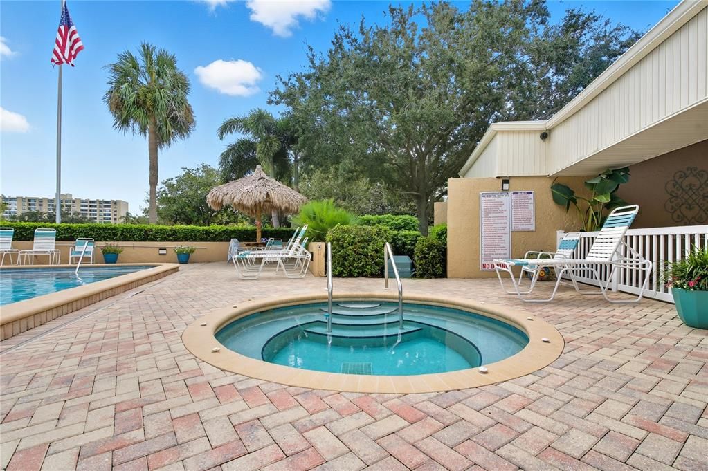 待售: $169,900 (1 贝兹, 1 浴室, 810 平方英尺)