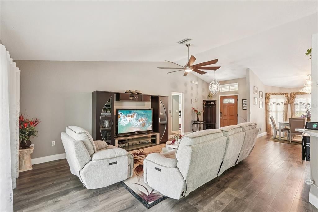 Activo con contrato: $368,000 (3 camas, 2 baños, 1670 Pies cuadrados)