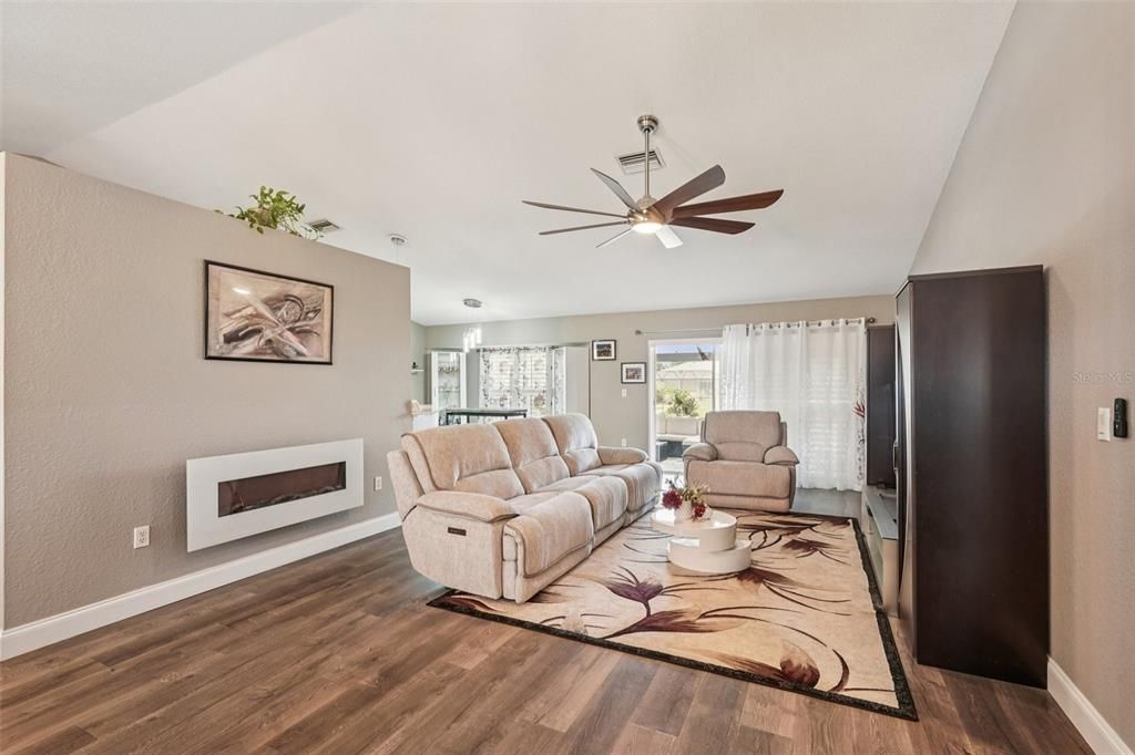 Activo con contrato: $368,000 (3 camas, 2 baños, 1670 Pies cuadrados)