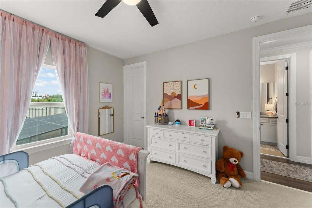 На продажу: $1,045,000 (5 спален, 5 ванн, 3890 Квадратных фут)