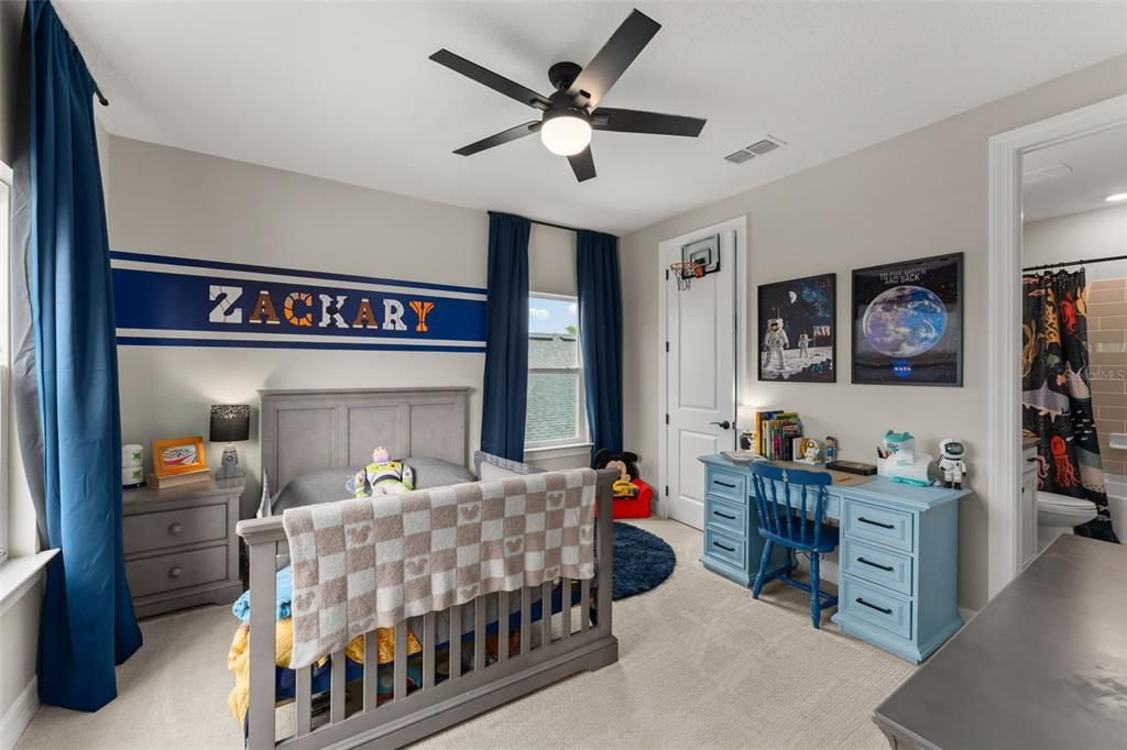 На продажу: $1,045,000 (5 спален, 5 ванн, 3890 Квадратных фут)