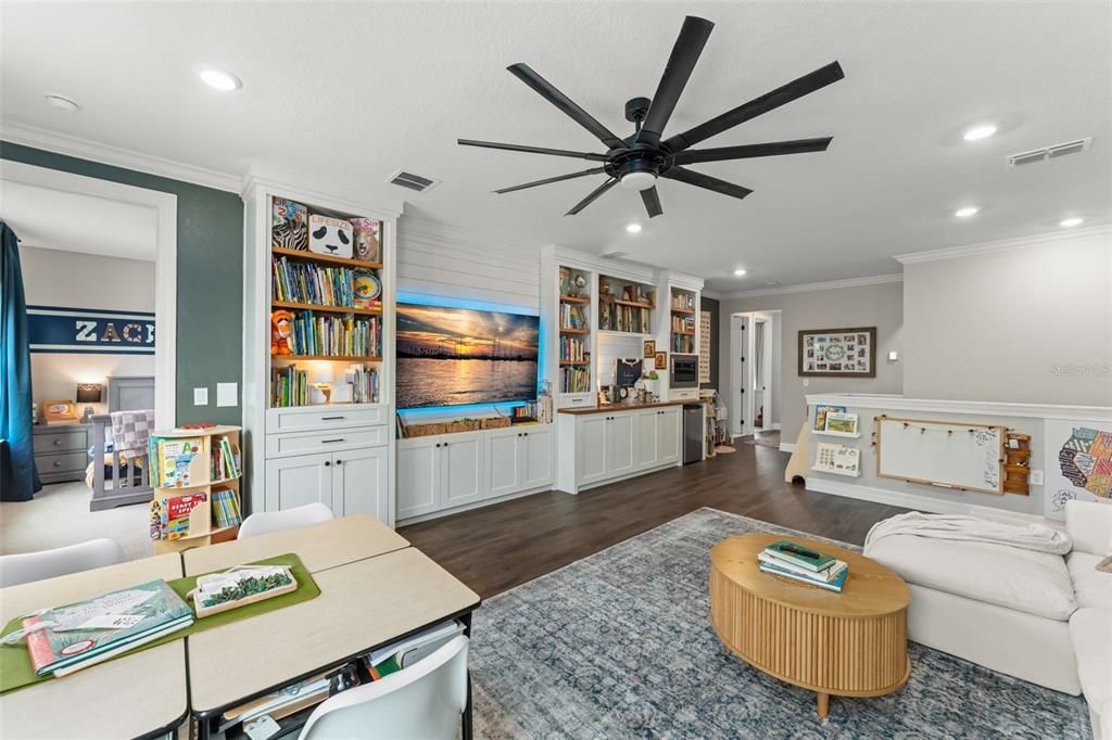 На продажу: $1,045,000 (5 спален, 5 ванн, 3890 Квадратных фут)