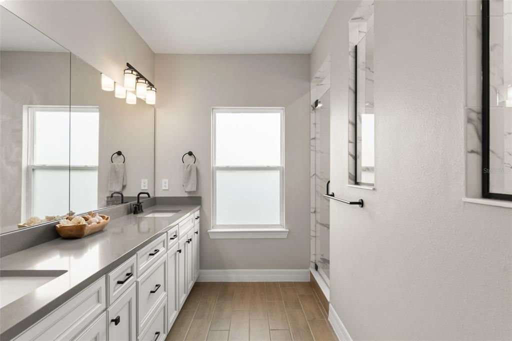 На продажу: $1,045,000 (5 спален, 5 ванн, 3890 Квадратных фут)