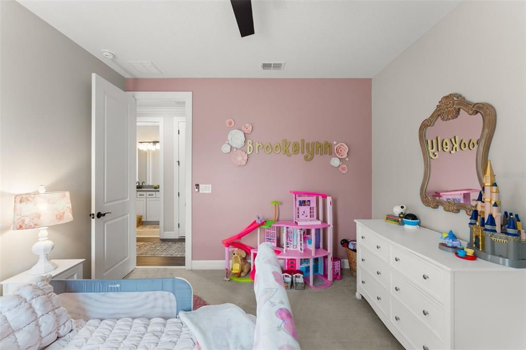 На продажу: $1,045,000 (5 спален, 5 ванн, 3890 Квадратных фут)