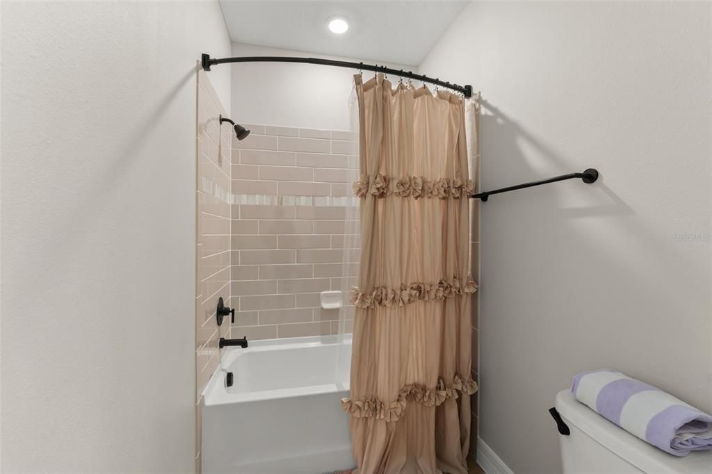 На продажу: $1,045,000 (5 спален, 5 ванн, 3890 Квадратных фут)