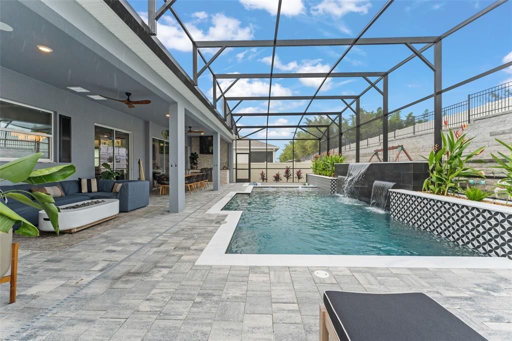 На продажу: $1,045,000 (5 спален, 5 ванн, 3890 Квадратных фут)