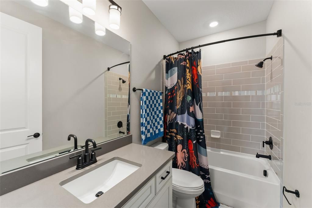 На продажу: $1,045,000 (5 спален, 5 ванн, 3890 Квадратных фут)