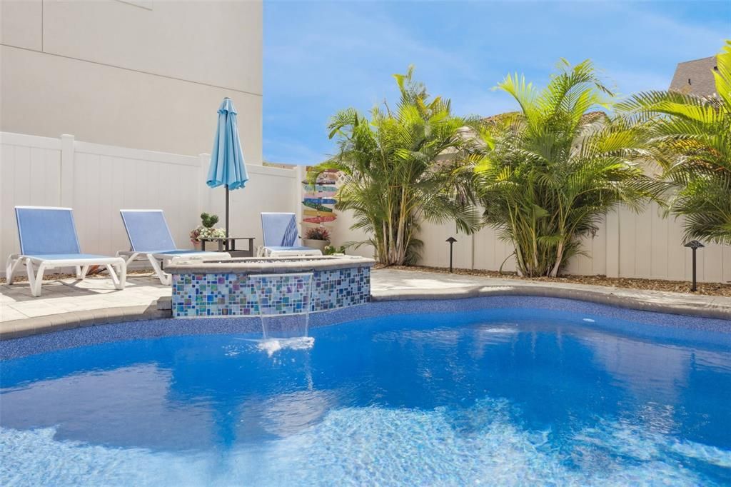 合同活跃: $1,129,000 (5 贝兹, 3 浴室, 3122 平方英尺)