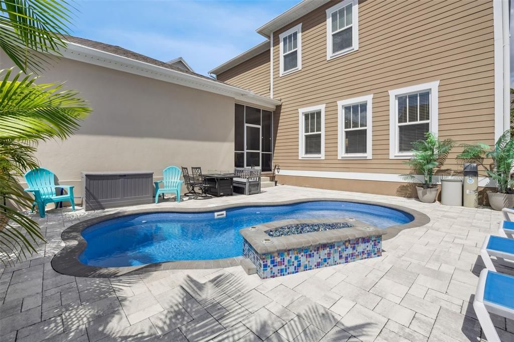 合同活跃: $1,129,000 (5 贝兹, 3 浴室, 3122 平方英尺)