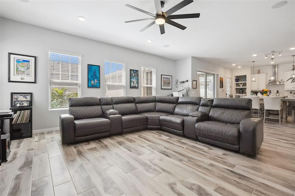 合同活跃: $1,129,000 (5 贝兹, 3 浴室, 3122 平方英尺)