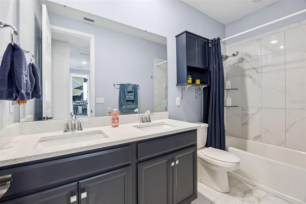 合同活跃: $1,129,000 (5 贝兹, 3 浴室, 3122 平方英尺)