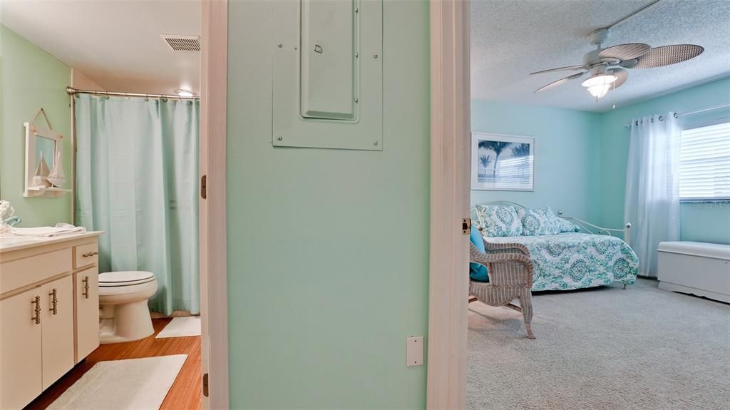 For Sale: $335,900 (2 beds, 2 baths, 1185 Square Feet)