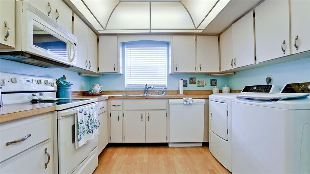 For Sale: $335,900 (2 beds, 2 baths, 1185 Square Feet)