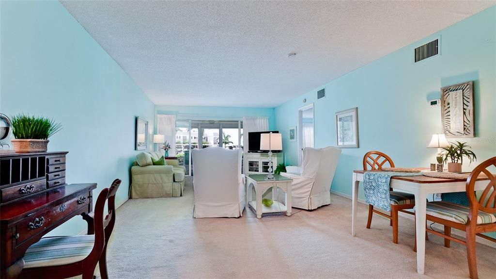 For Sale: $335,900 (2 beds, 2 baths, 1185 Square Feet)