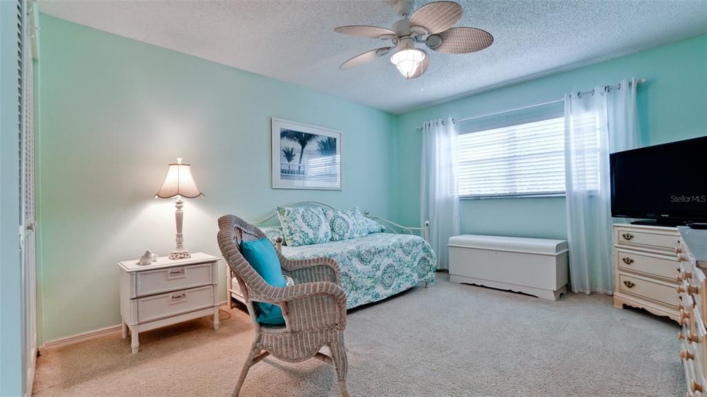 For Sale: $335,900 (2 beds, 2 baths, 1185 Square Feet)