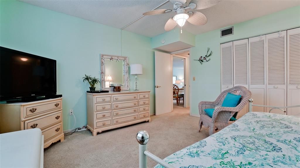 For Sale: $335,900 (2 beds, 2 baths, 1185 Square Feet)