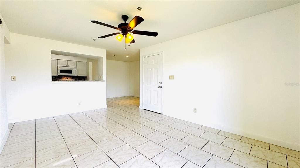 В аренду: $1,400 (2 спален, 2 ванн, 883 Квадратных фут)