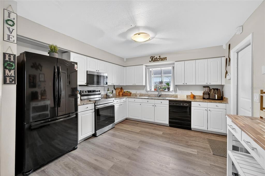 Active With Contract: $385,000 (3 beds, 2 baths, 1344 Square Feet)