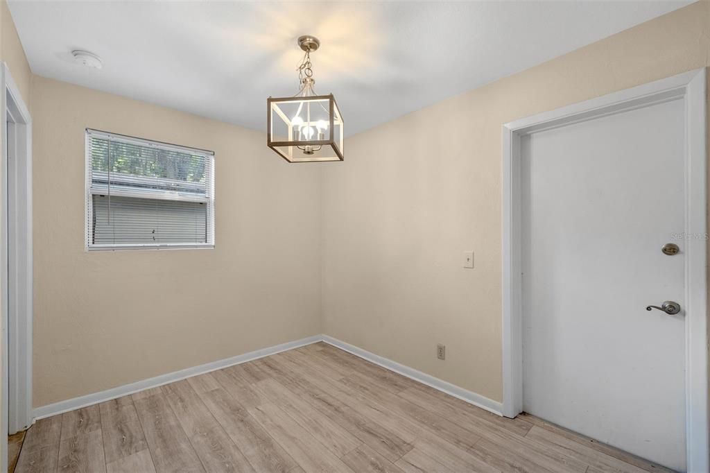 Active With Contract: $189,000 (3 beds, 1 baths, 1080 Square Feet)