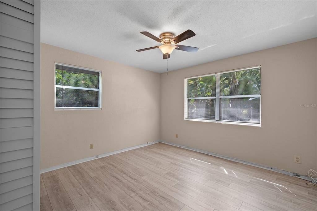 Active With Contract: $189,000 (3 beds, 1 baths, 1080 Square Feet)