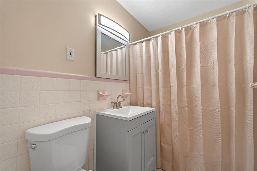 Active With Contract: $189,000 (3 beds, 1 baths, 1080 Square Feet)