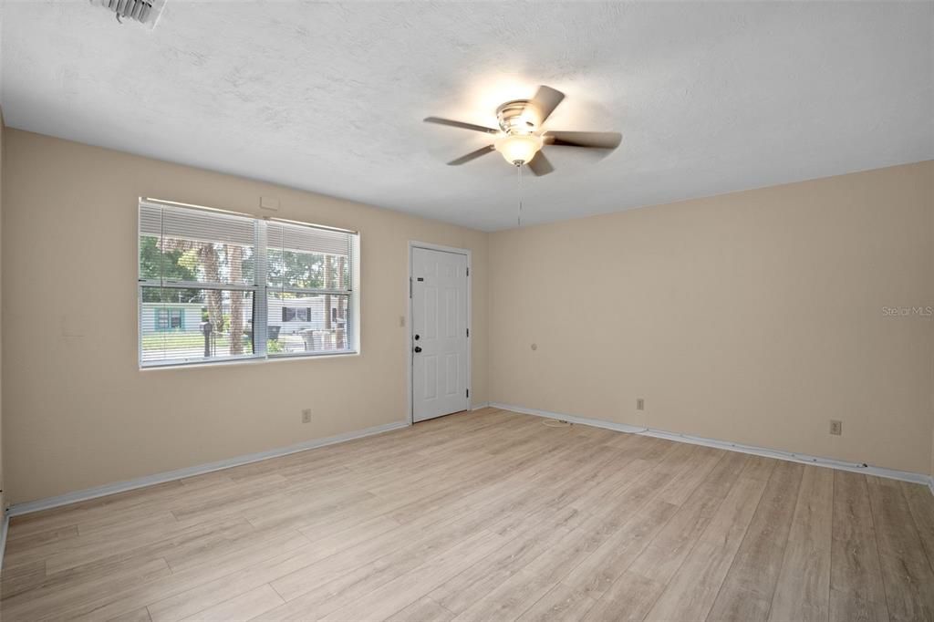 Active With Contract: $189,000 (3 beds, 1 baths, 1080 Square Feet)