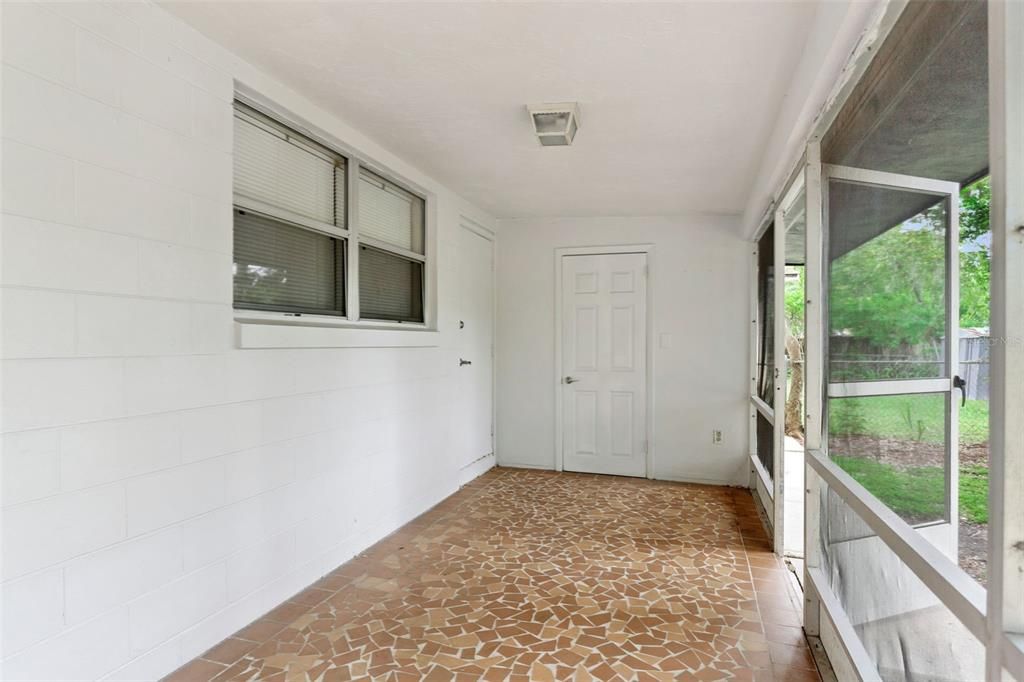 Active With Contract: $189,000 (3 beds, 1 baths, 1080 Square Feet)
