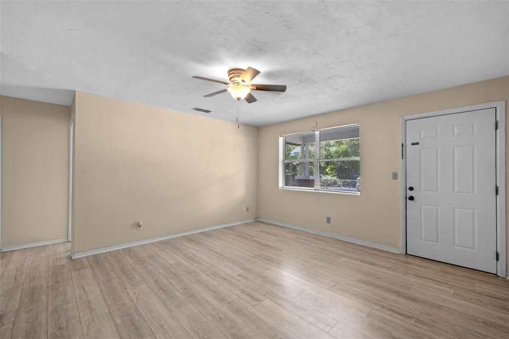 Active With Contract: $189,000 (3 beds, 1 baths, 1080 Square Feet)