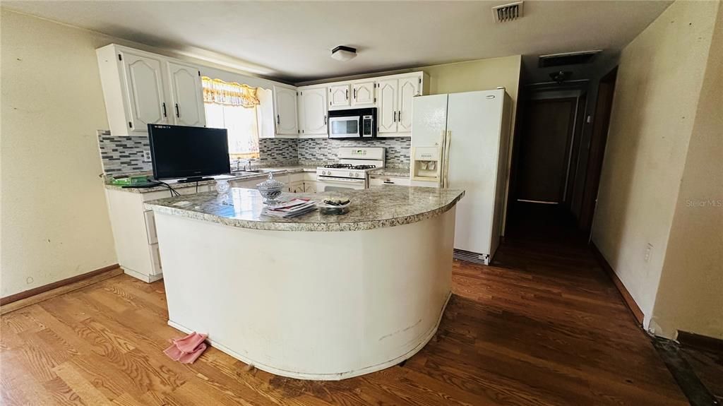 Activo con contrato: $286,000 (3 camas, 1 baños, 1176 Pies cuadrados)