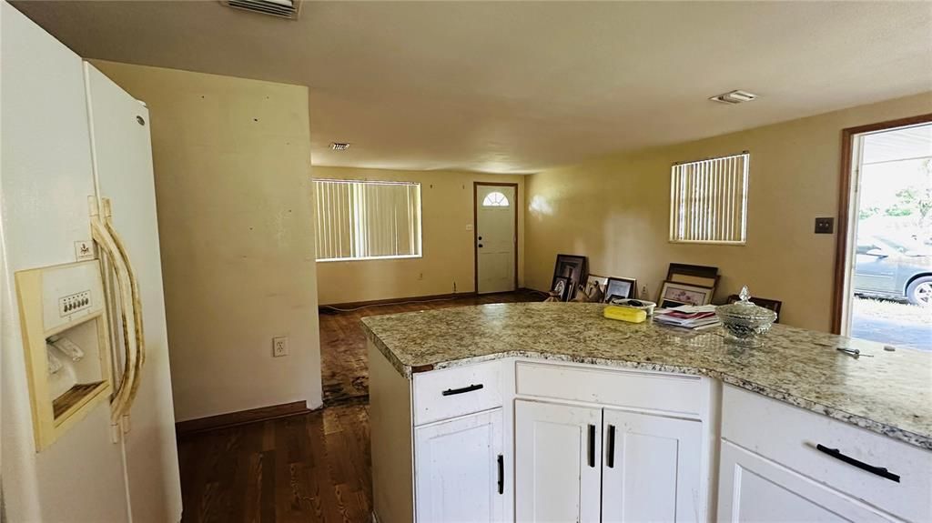 Activo con contrato: $286,000 (3 camas, 1 baños, 1176 Pies cuadrados)