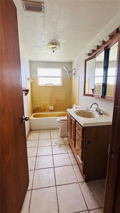 Activo con contrato: $286,000 (3 camas, 1 baños, 1176 Pies cuadrados)