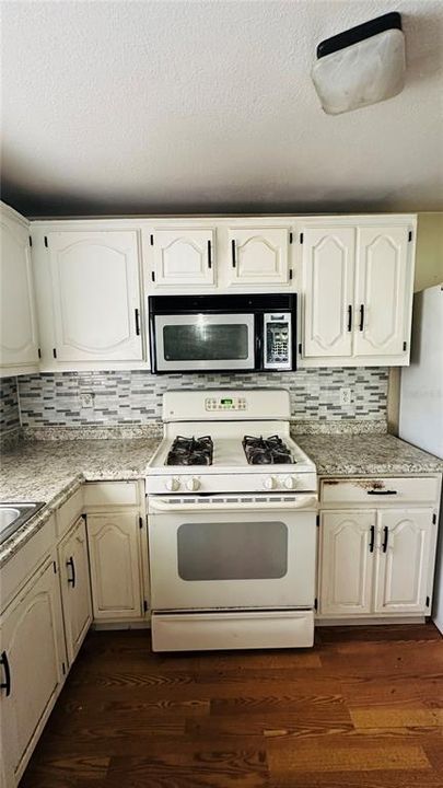 Activo con contrato: $286,000 (3 camas, 1 baños, 1176 Pies cuadrados)