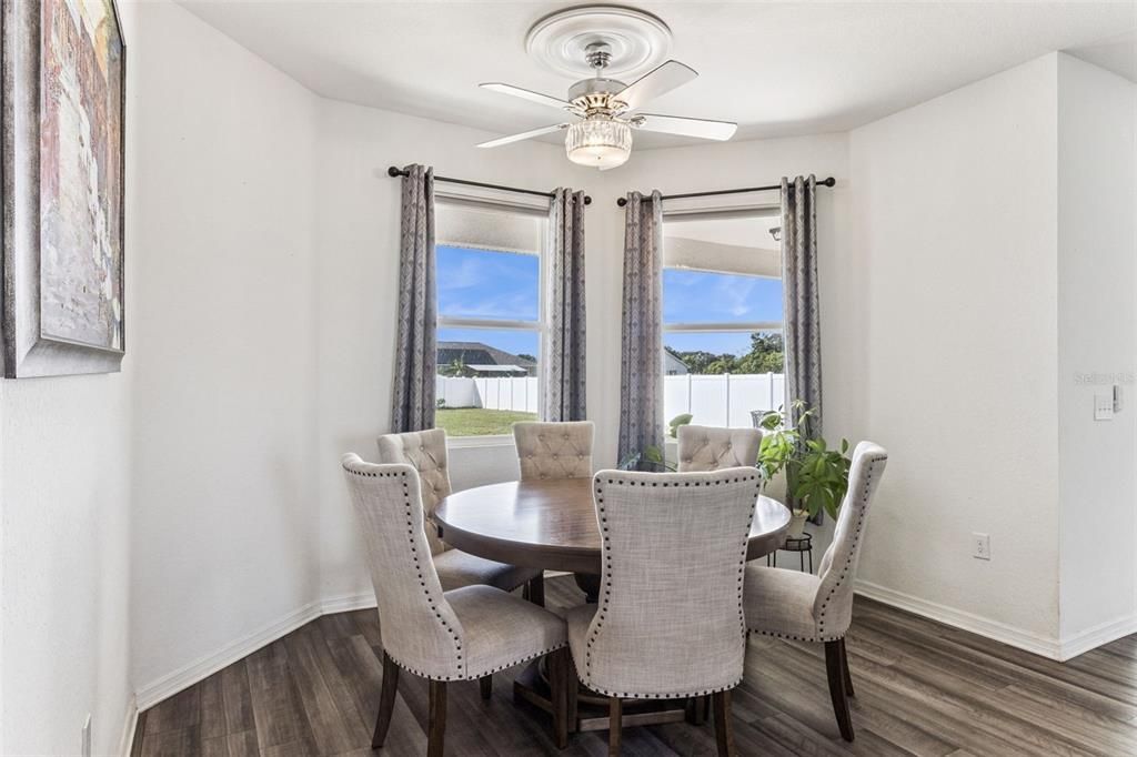 待售: $365,000 (4 贝兹, 3 浴室, 2432 平方英尺)