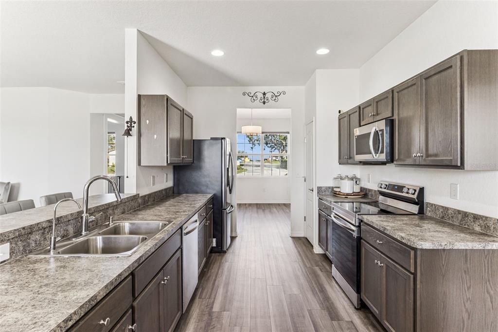 待售: $365,000 (4 贝兹, 3 浴室, 2432 平方英尺)