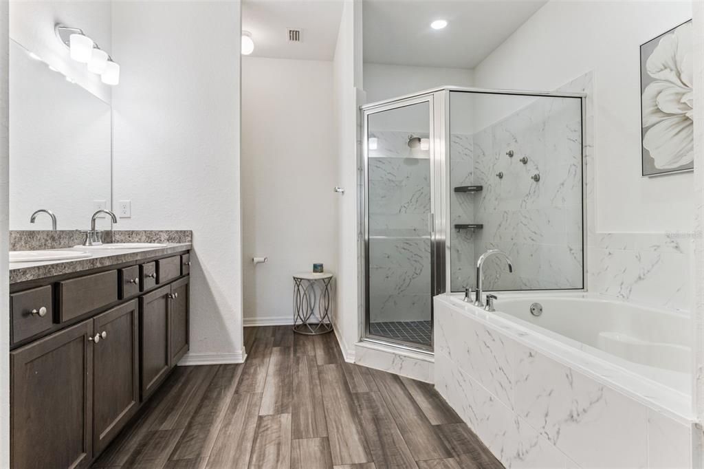 待售: $365,000 (4 贝兹, 3 浴室, 2432 平方英尺)