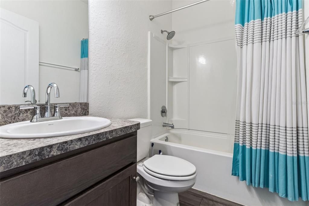 待售: $365,000 (4 贝兹, 3 浴室, 2432 平方英尺)