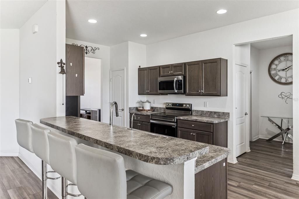 待售: $365,000 (4 贝兹, 3 浴室, 2432 平方英尺)