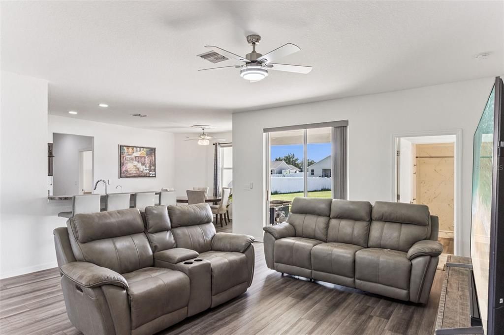 待售: $365,000 (4 贝兹, 3 浴室, 2432 平方英尺)