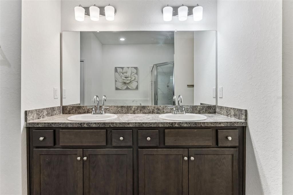 待售: $365,000 (4 贝兹, 3 浴室, 2432 平方英尺)