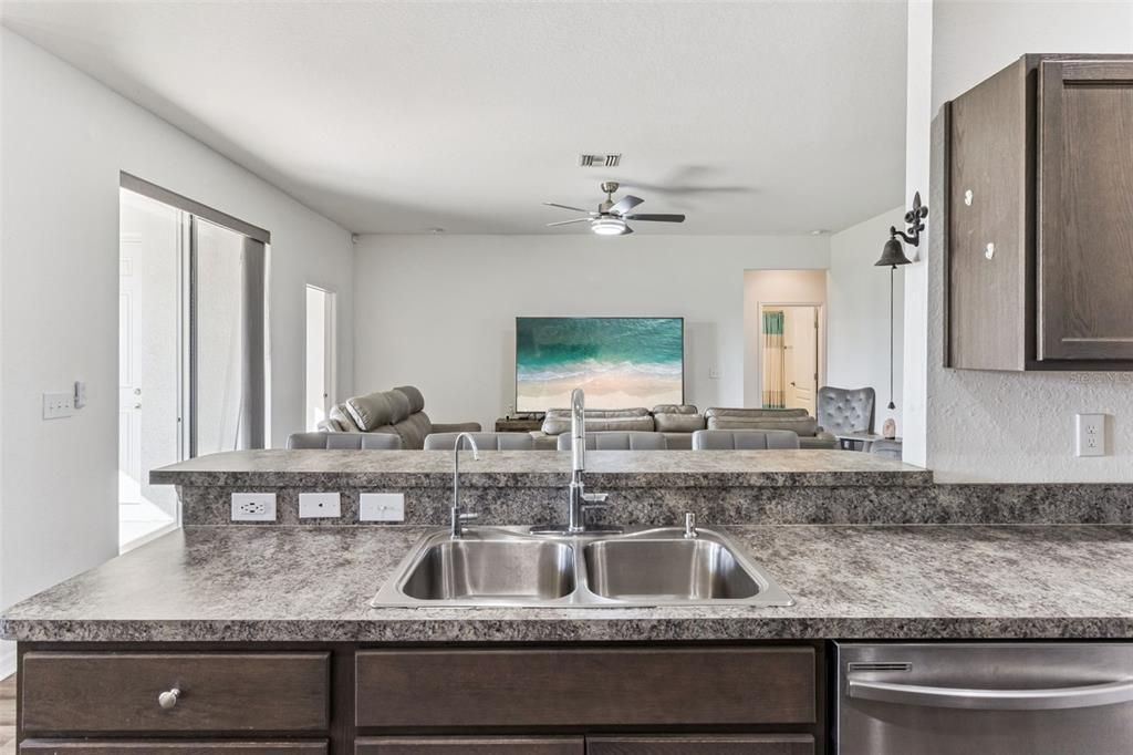 待售: $365,000 (4 贝兹, 3 浴室, 2432 平方英尺)