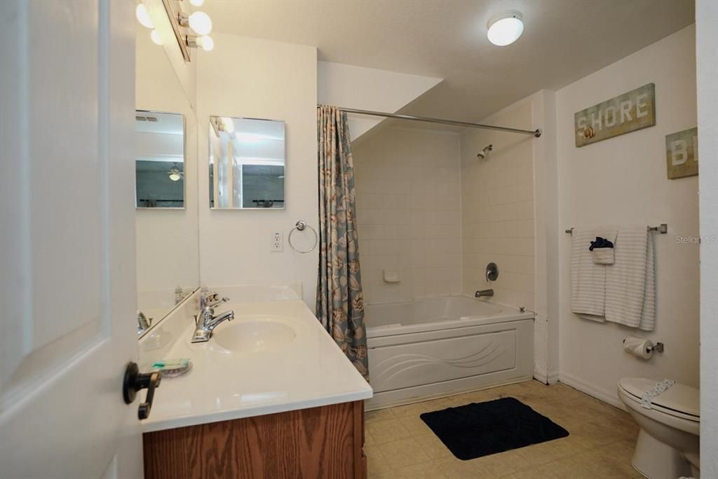 На продажу: $245,000 (4 спален, 3 ванн, 1470 Квадратных фут)