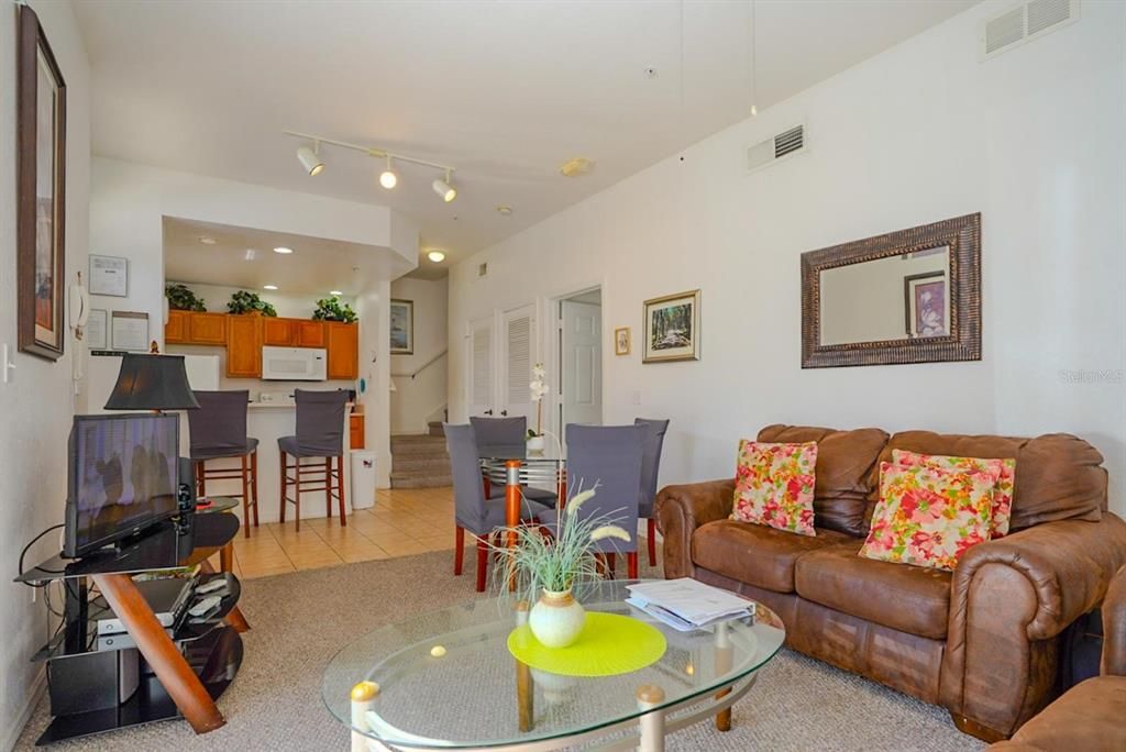 На продажу: $245,000 (4 спален, 3 ванн, 1470 Квадратных фут)